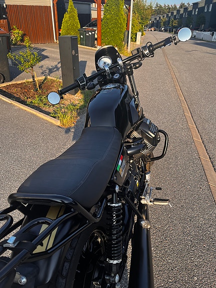 Moto Guzzi Bobber V9 19 of 23