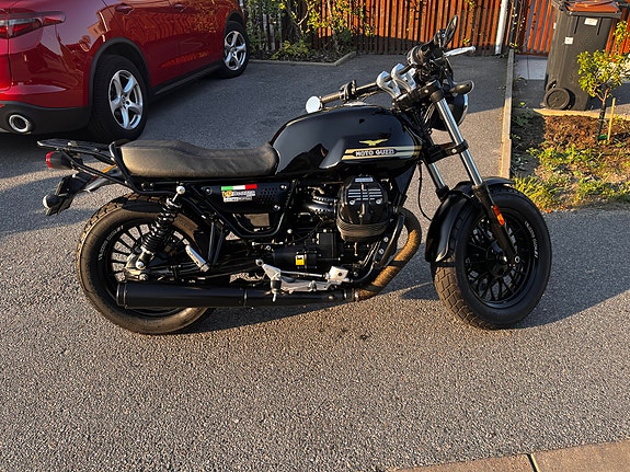 Moto Guzzi Bobber V9 21 of 23