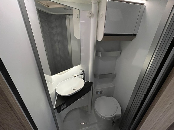 Adria Compact Supreme SL / B-körkort / under 7m / Automat / 16 of 25
