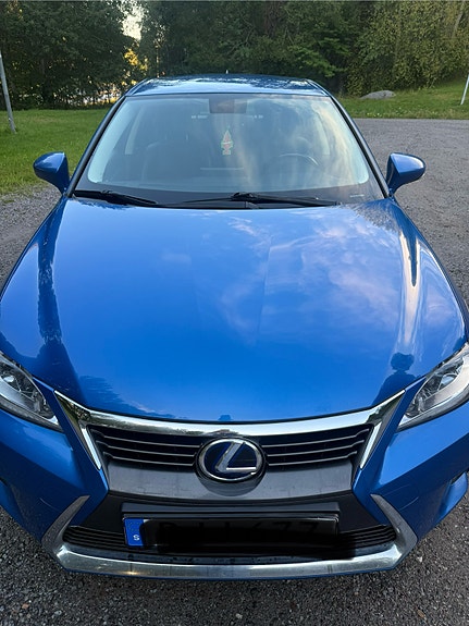 Lexus CT200h 2 of 5