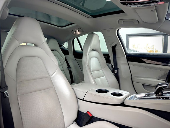 Porsche Panamera 4S 10 of 26