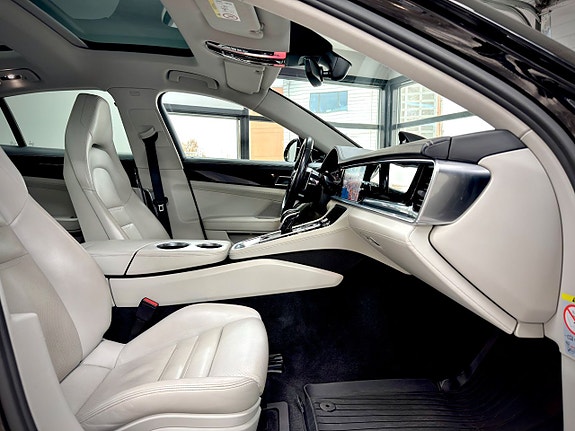 Porsche Panamera 4S 20 of 26
