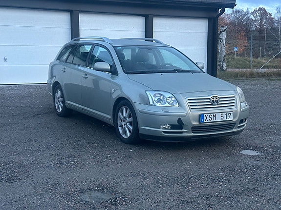 Toyota Avensis 2 of 5