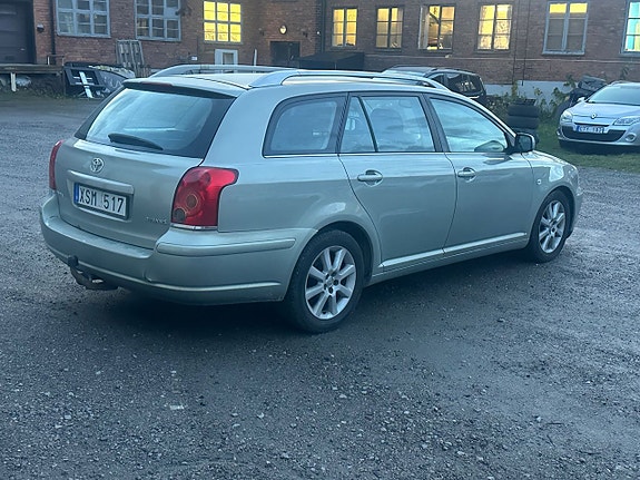 Toyota Avensis 4 of 5