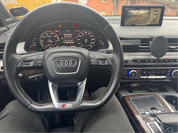 Audi Q7 2 of 5