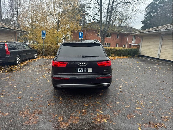 Audi Q7 3 of 5