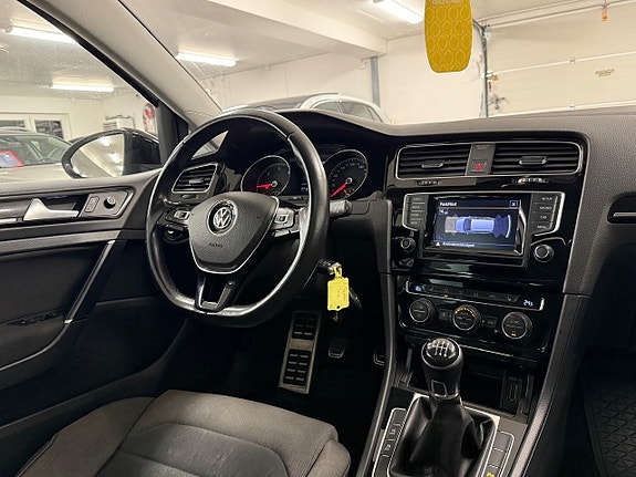 Volkswagen Golf VII 19 of 27