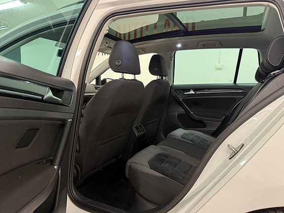 Volkswagen Golf VII 11 of 27