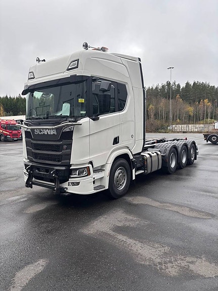 Scania R590 B8x4*4 -Plogbil med Mählers radarfäste