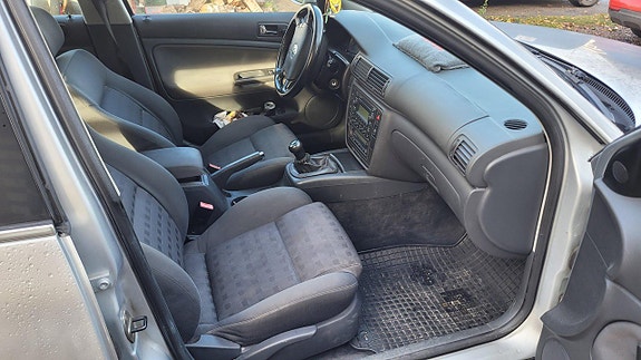Volkswagen Passat 2 of 5