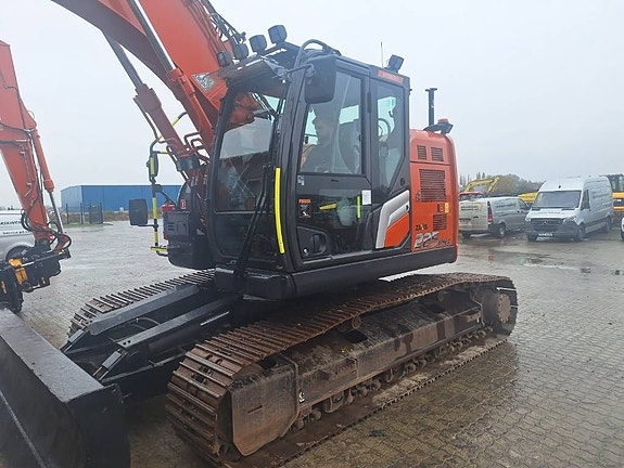 Hitachi ZX 225 US LC-7 MED BLAD , SÄLJES
