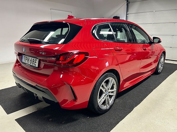 BMW 118i 3 of 5