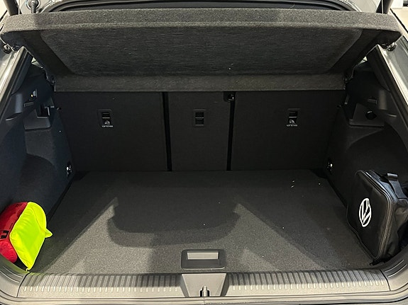 Volkswagen T-Roc 10 of 23
