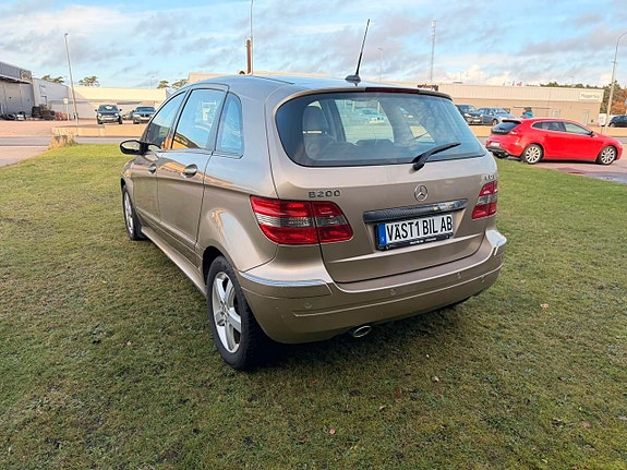 Mercedes-Benz B200 4 of 5