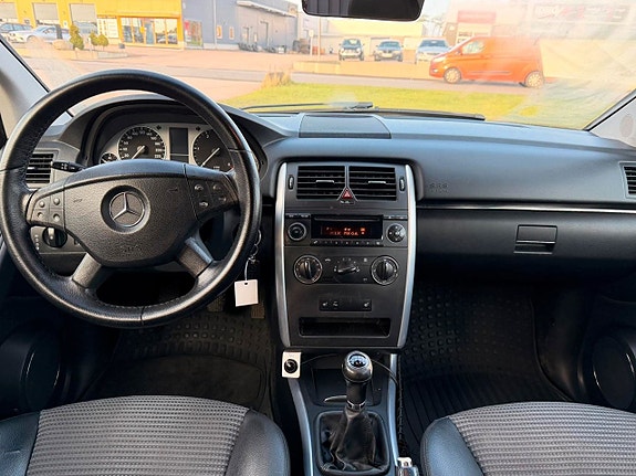 Mercedes-Benz B200 5 of 5