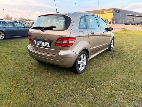 Mercedes-Benz B200 3 of 5
