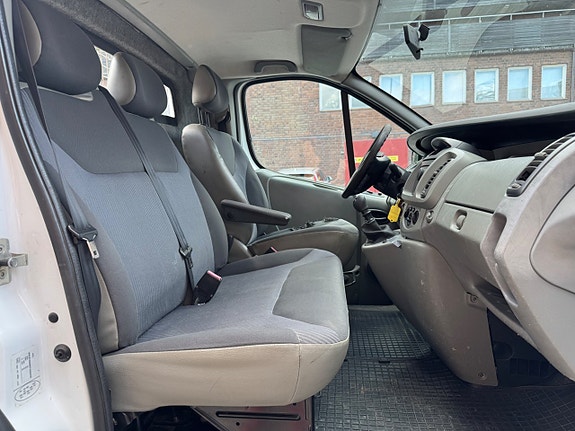 Opel Vivaro 13 of 16