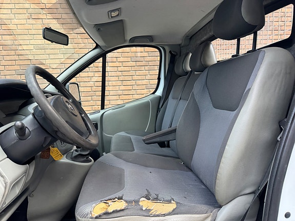 Opel Vivaro 12 of 16