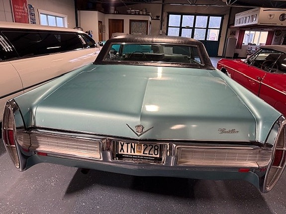 Cadillac Deville 3 of 5