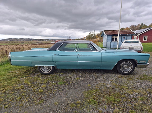 Cadillac Deville 2 of 5