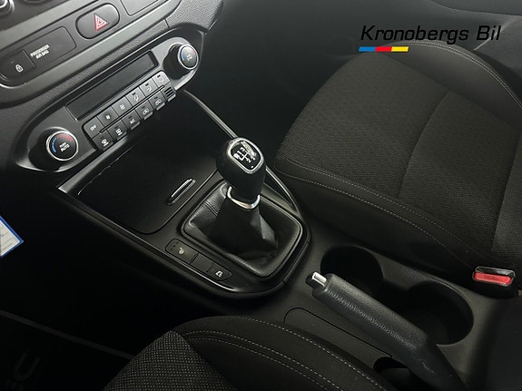 Kia Carens 12 of 18