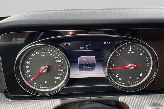 Mercedes-Benz E220 11 of 16