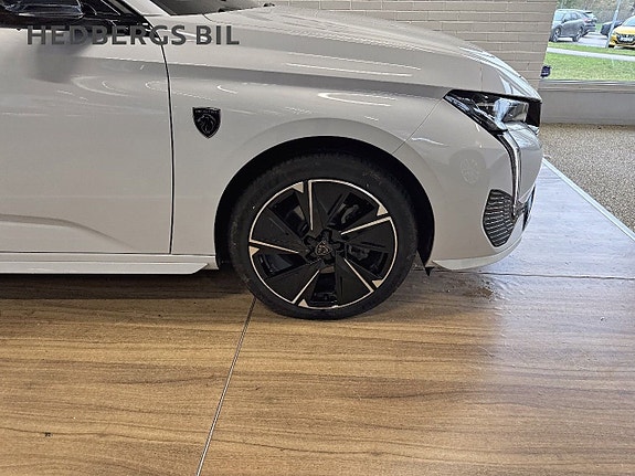 Peugeot e-308 12 of 17