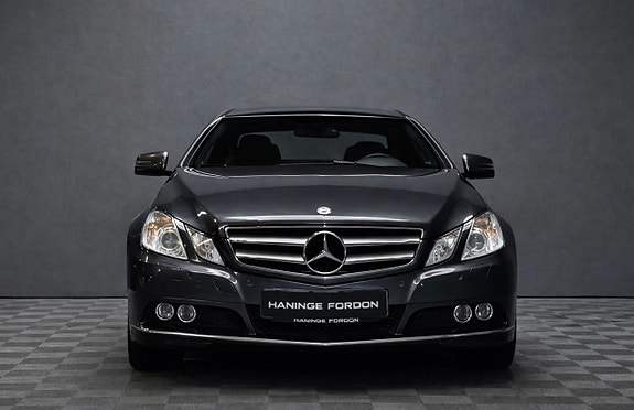 Mercedes-Benz E220 2 of 5