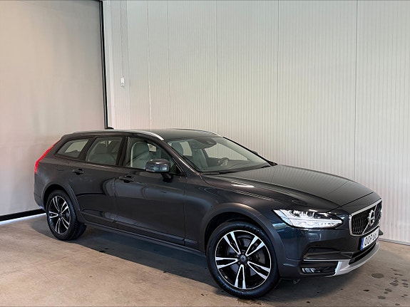 Volvo V90 Cross Country 2 of 5