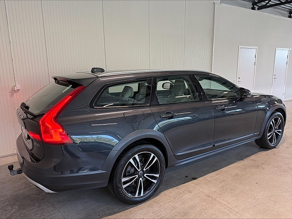 Volvo V90 Cross Country 3 of 5