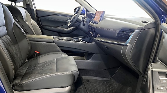 Nissan X-Trail 3 of 16
