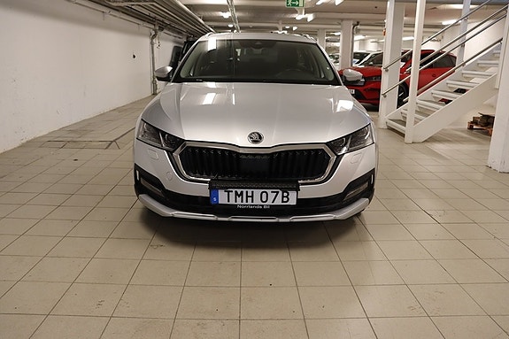 Skoda Octavia Scout 2 of 5