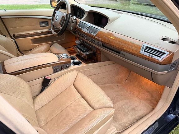 BMW 745i 10 of 13