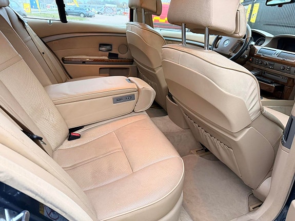 BMW 745i 7 of 13