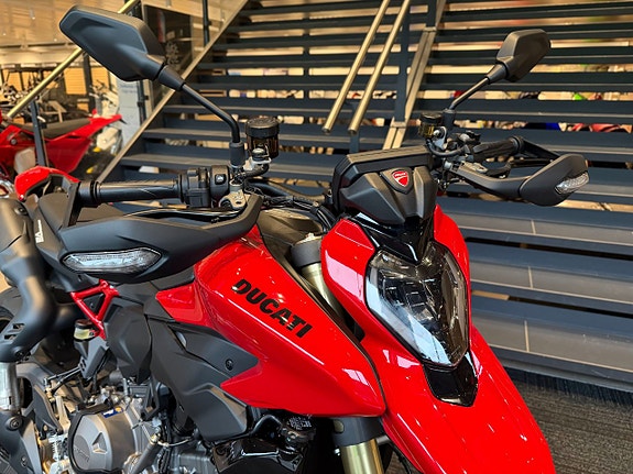 Ducati Hypermotard V2 6 of 9