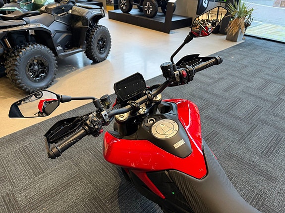 Ducati Hypermotard V2 9 of 9