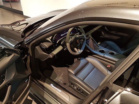 Porsche Taycan 4S 6 of 12