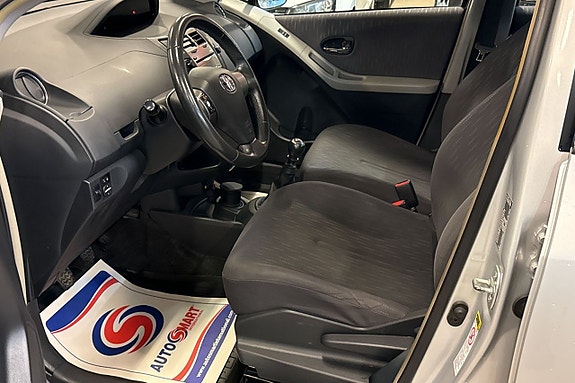 Toyota Yaris 5 of 8