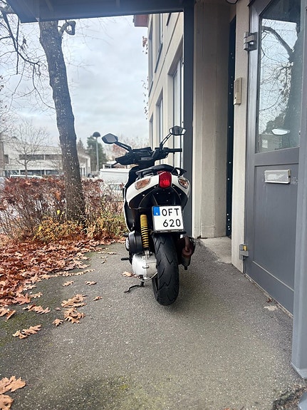 Aprilia SR 50 R 2T 2 of 4