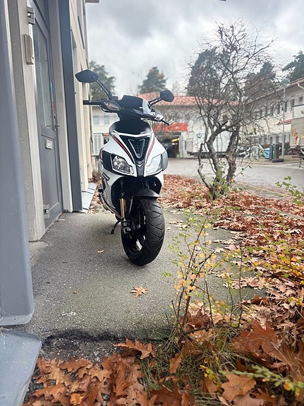 Aprilia SR 50 R 2T 3 of 4