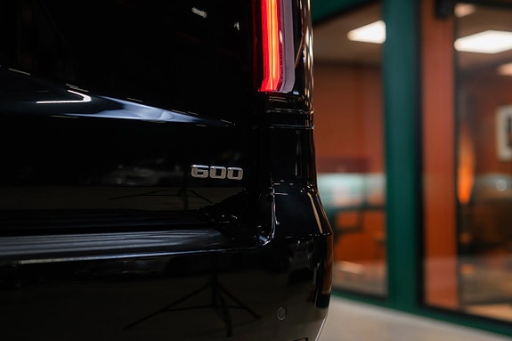 Cadillac Escalade 9 of 27