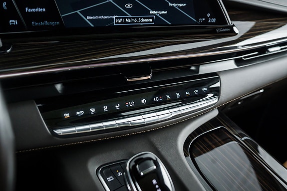 Cadillac Escalade 17 of 27