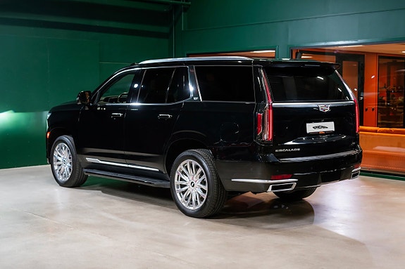 Cadillac Escalade 3 of 5