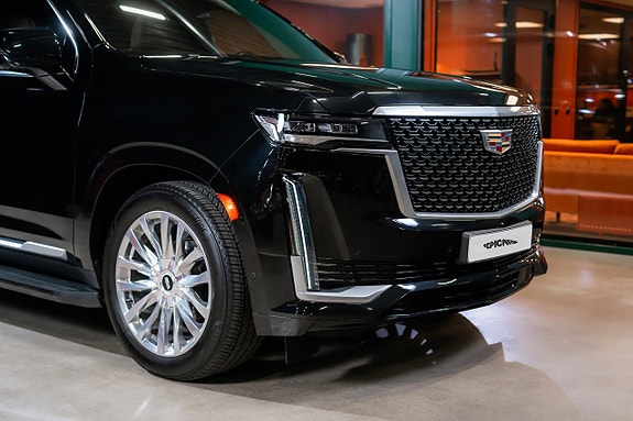 Cadillac Escalade 2 of 5