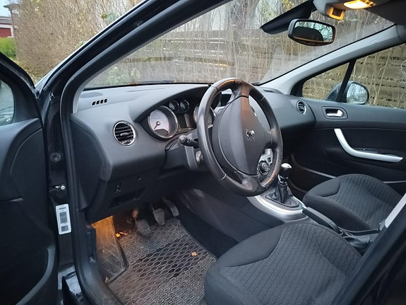 Peugeot 308 SW 2 of 5