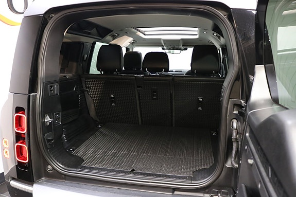 Land Rover Defender 110 17 of 25