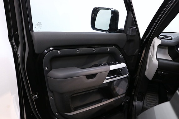 Land Rover Defender 110 7 of 25