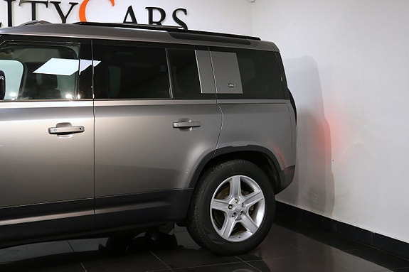 Land Rover Defender 110 16 of 25