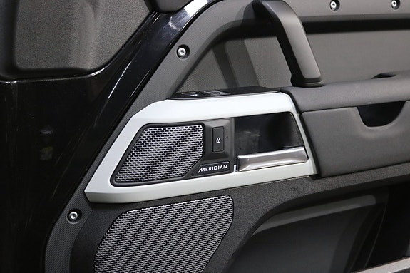 Land Rover Defender 110 24 of 25