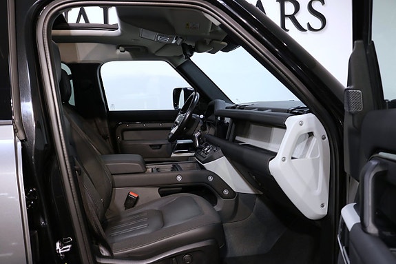 Land Rover Defender 110 12 of 25